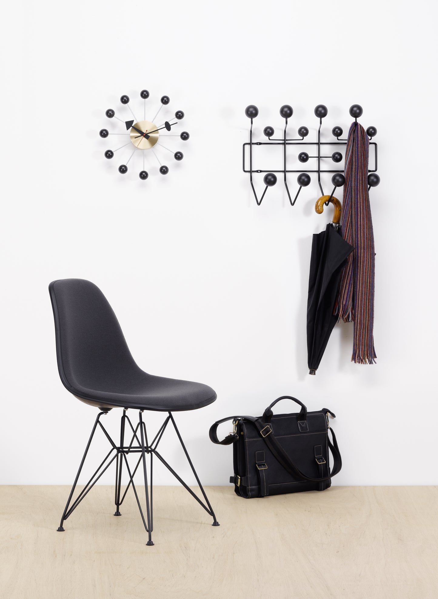 Vitra Nelson Ball kello musta-messinki