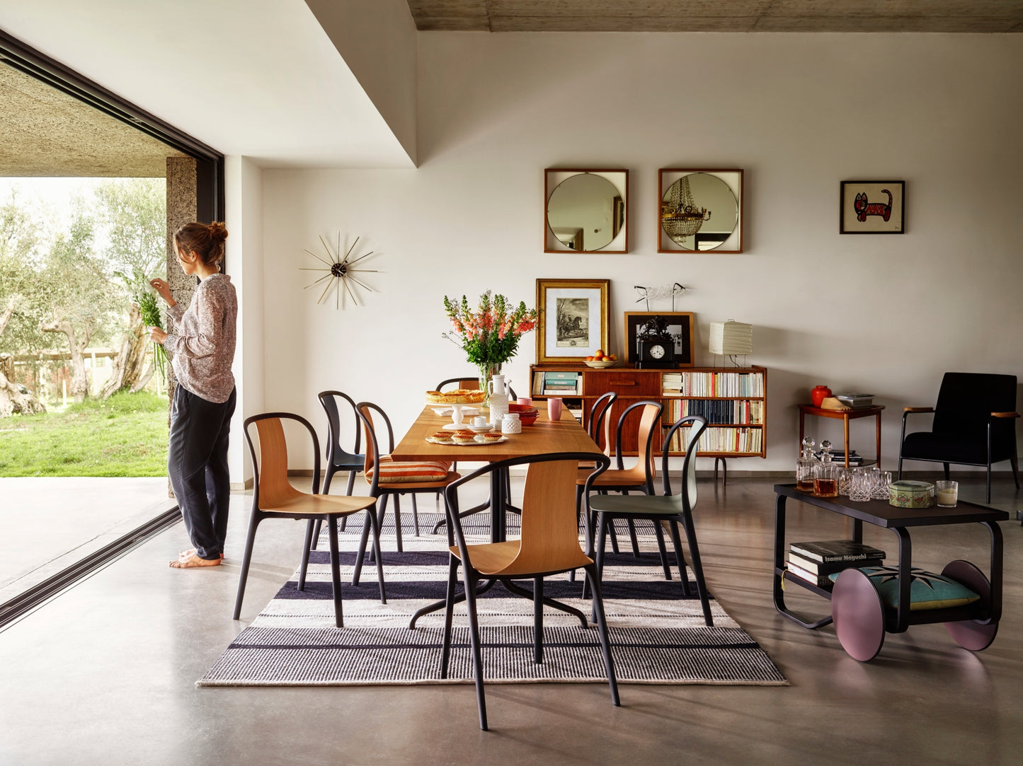 Vitra Belleville tuoli käsinojilla musta/tammi