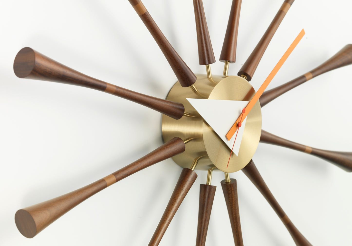 Vitra Spindle kello pähkinä