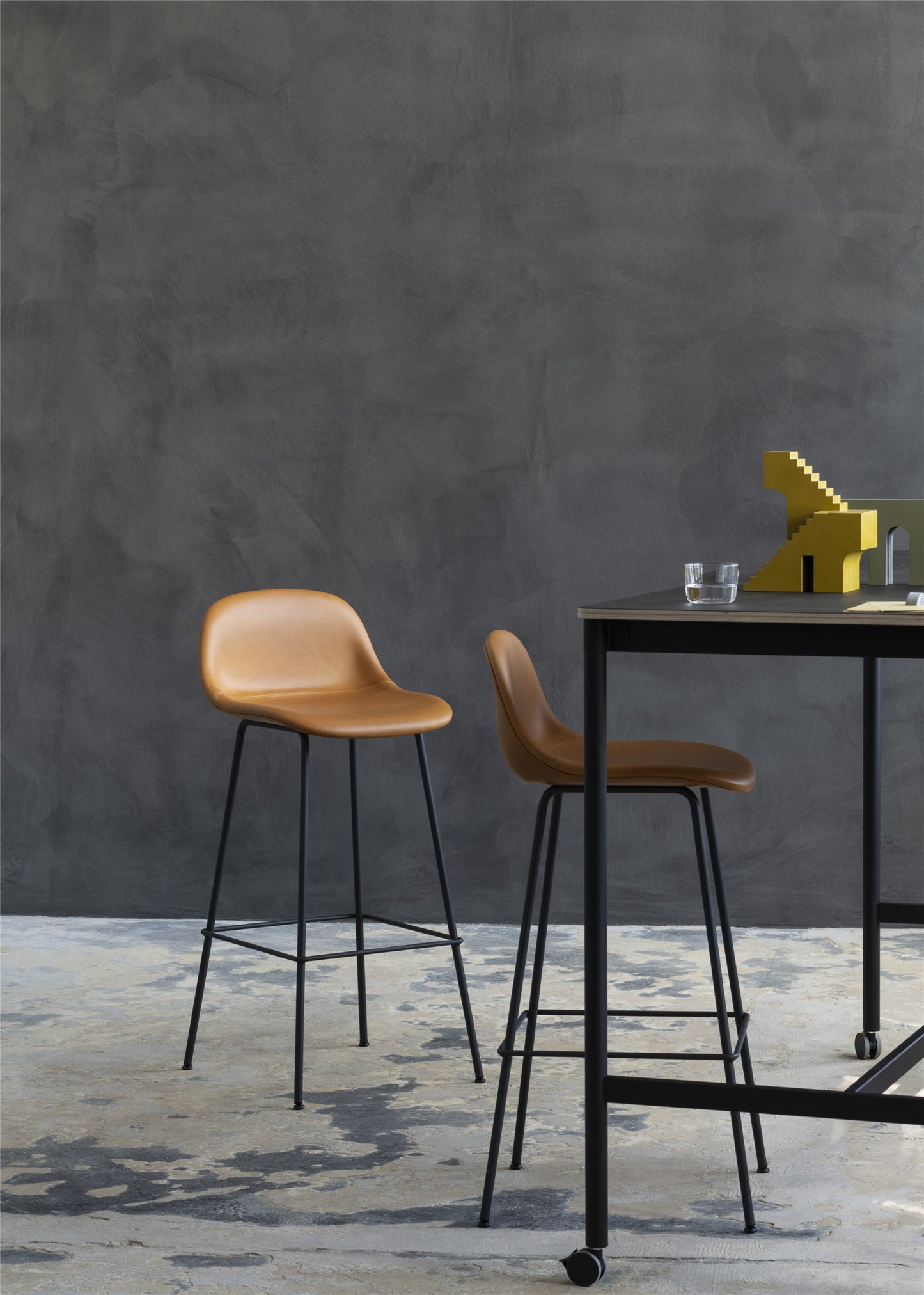 Muuto Fiber baarituoli selkänojalla, teräsjalat, konjakki/musta