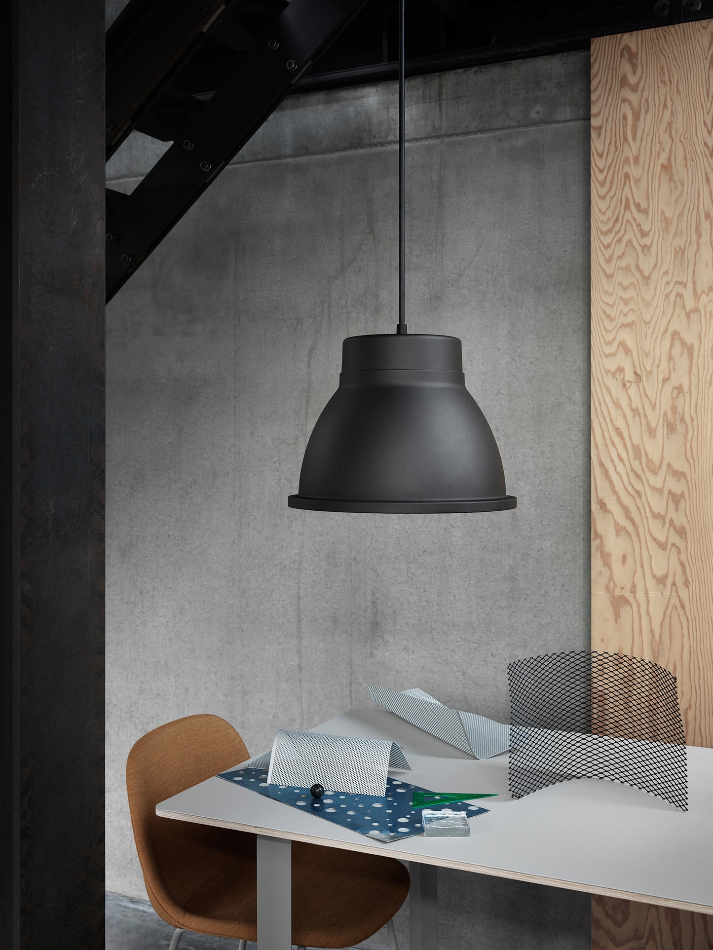 Muuto Studio valaisin musta