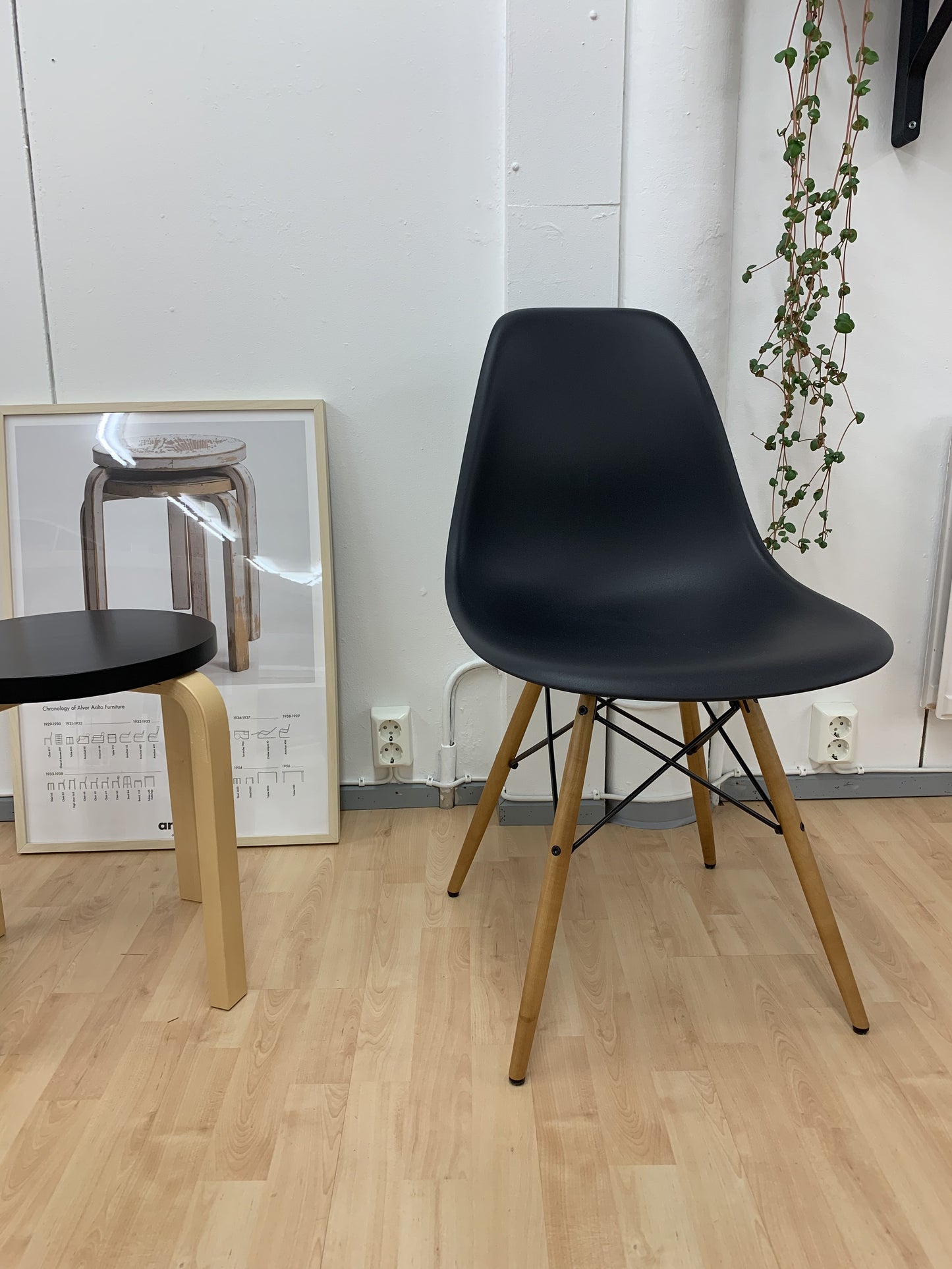 Vitra Eames DSW tuoli musta/vaahtera (Myymälamalli)