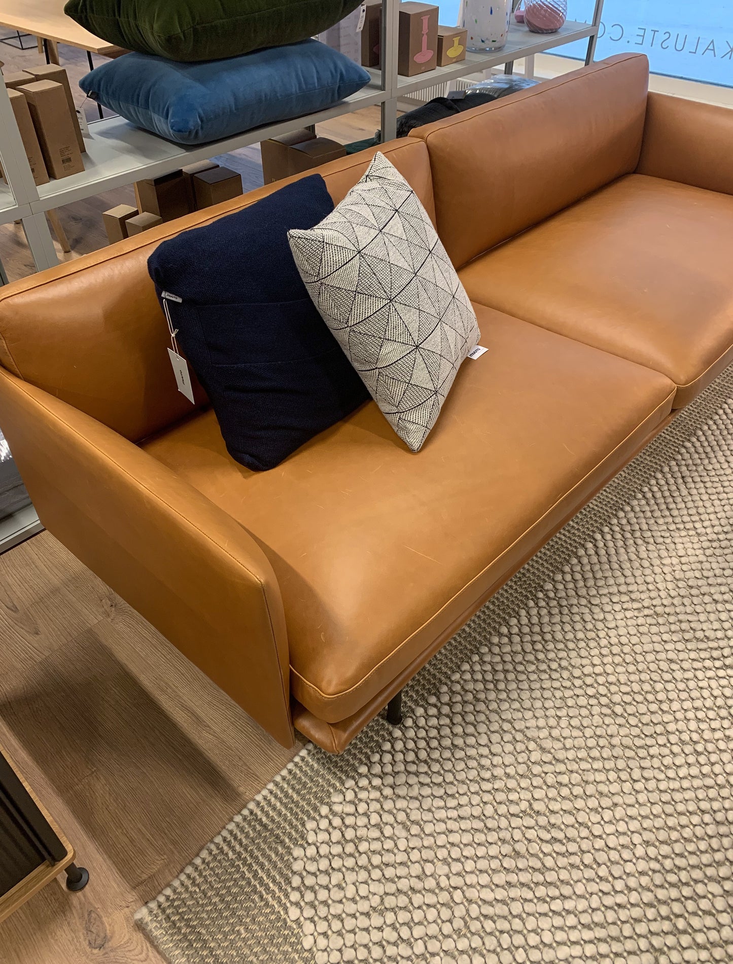 Muuto Outline 220cm sohva konjakki nahka (Myymälämalli)
