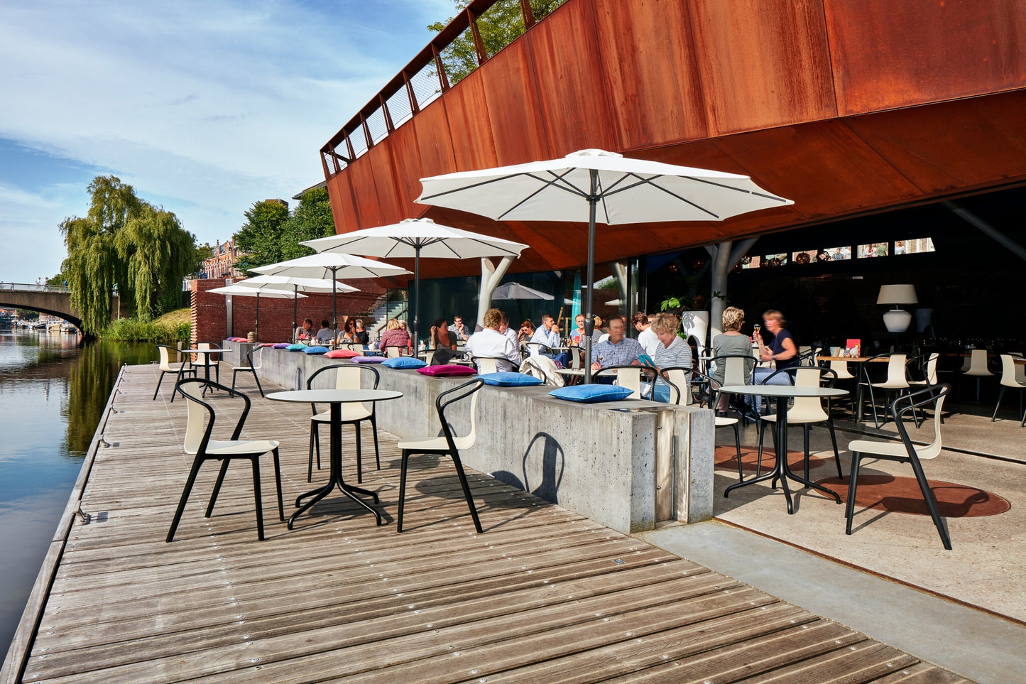 Vitra Belleville tuoli musta/kerma