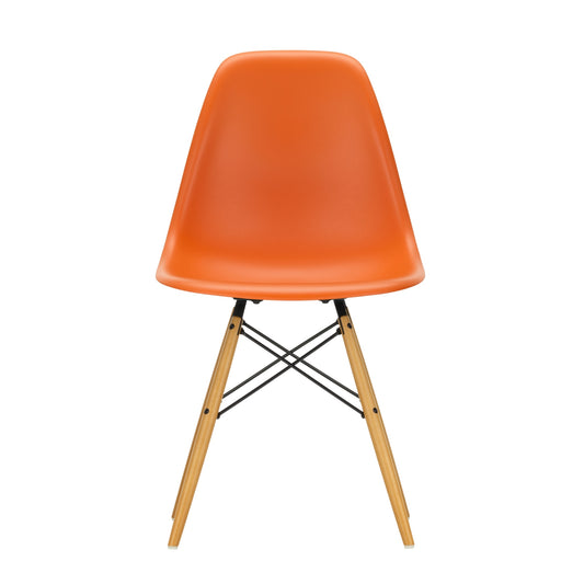 Vitra Eames DSW tuoli oranssi/vaahtera