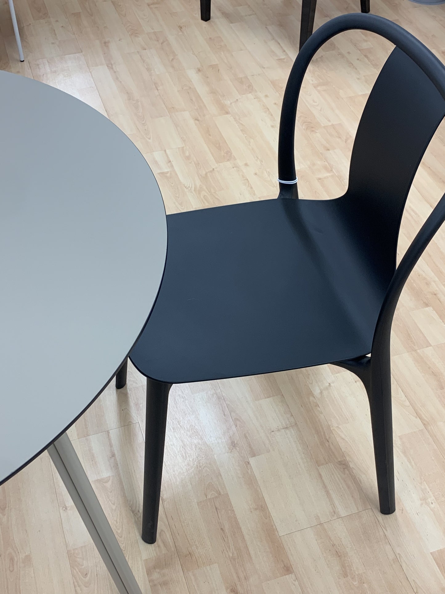 Vitra Belleville tuoli musta muovi (Myymälämalli)
