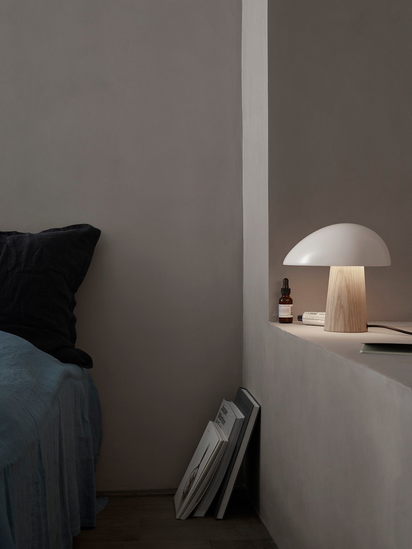 Fritz Hansen Night Owl pöytävalaisin saarni Smokey white