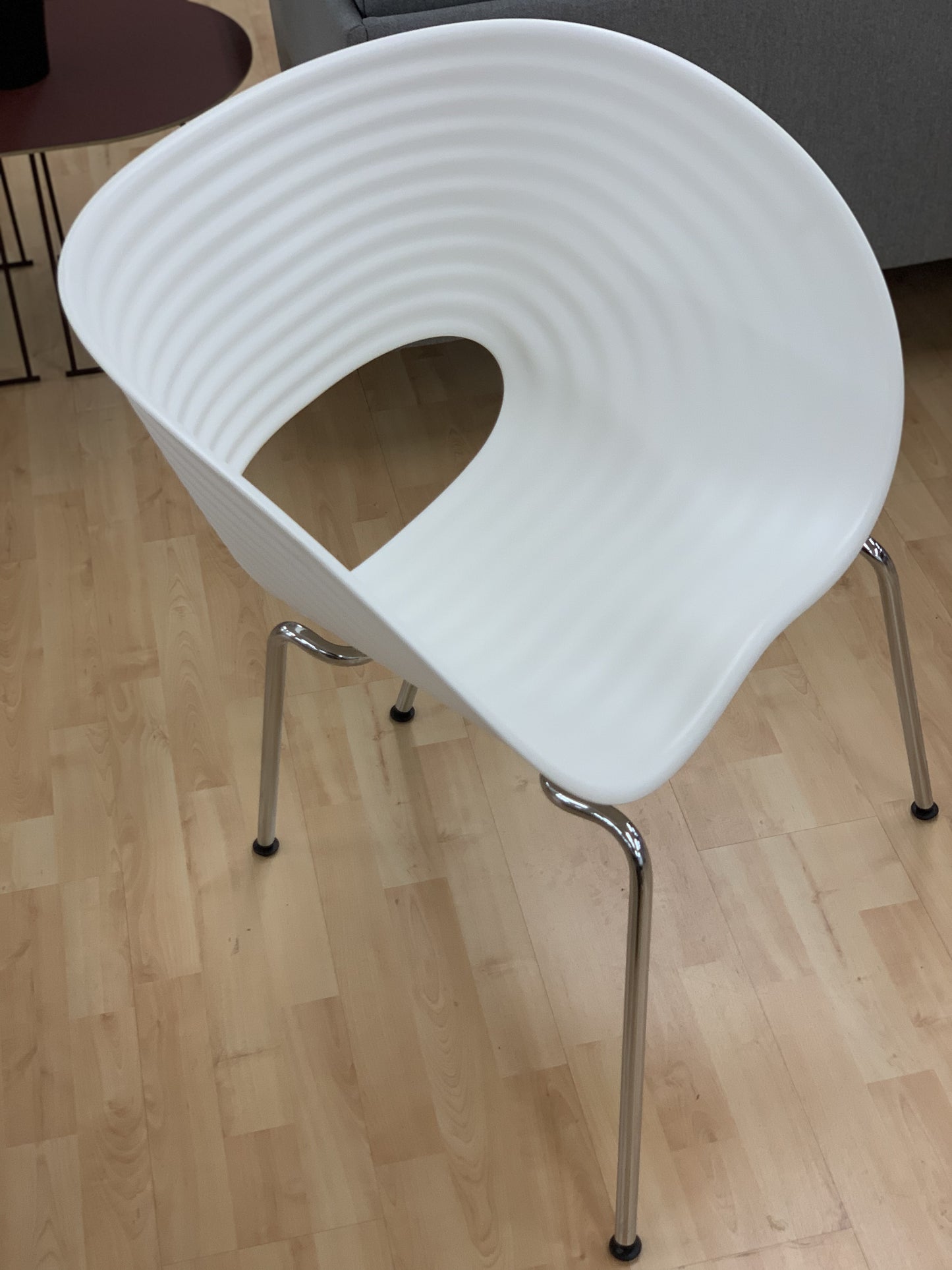 Vitra Tom Vac tuoli valkoinen (Myymälämalli)
