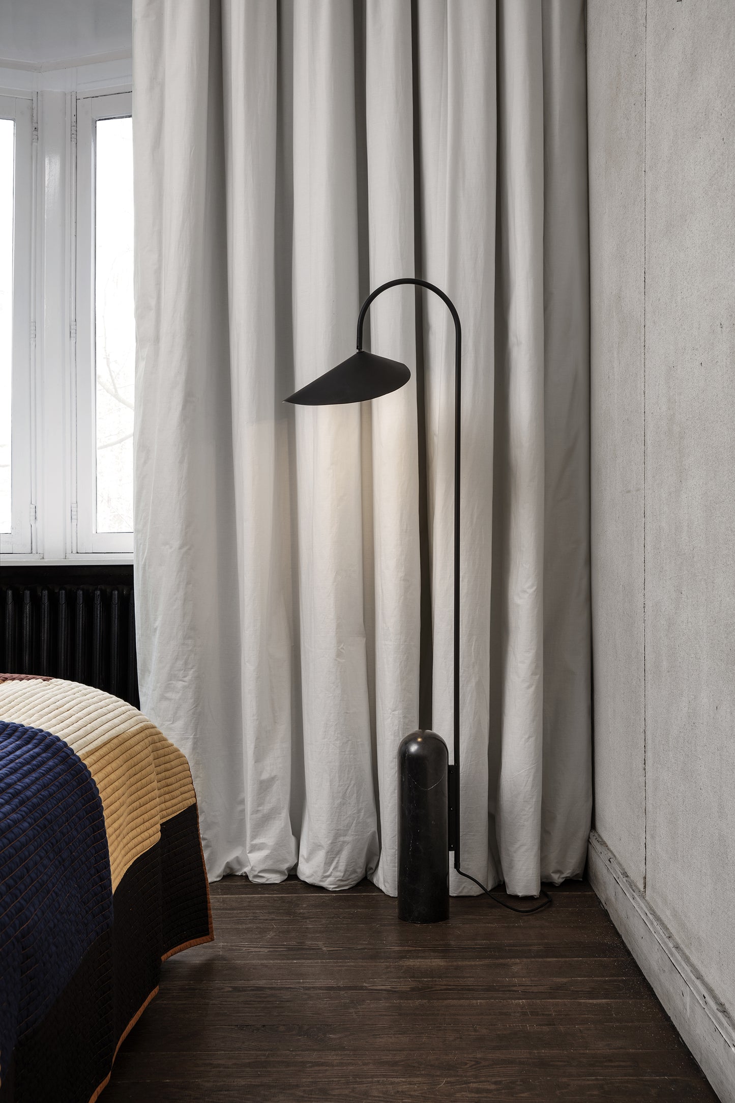 Ferm Living Arum lattiavalaisin musta