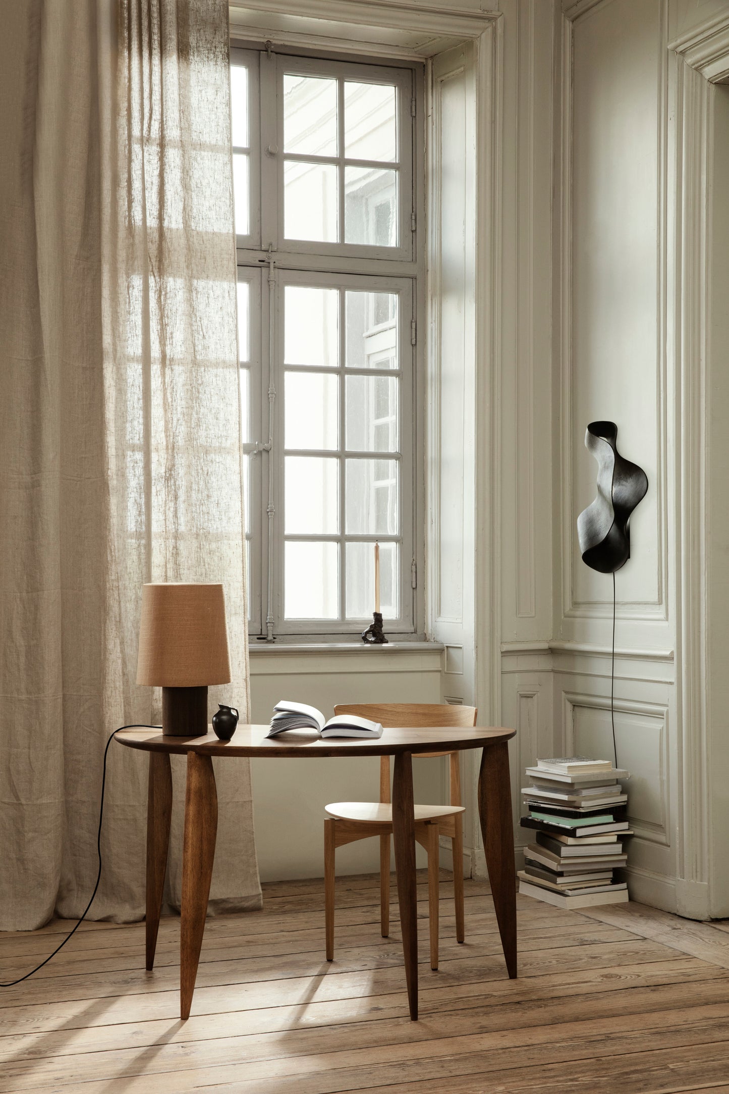 Ferm Living Oyster seinävalaisin musta