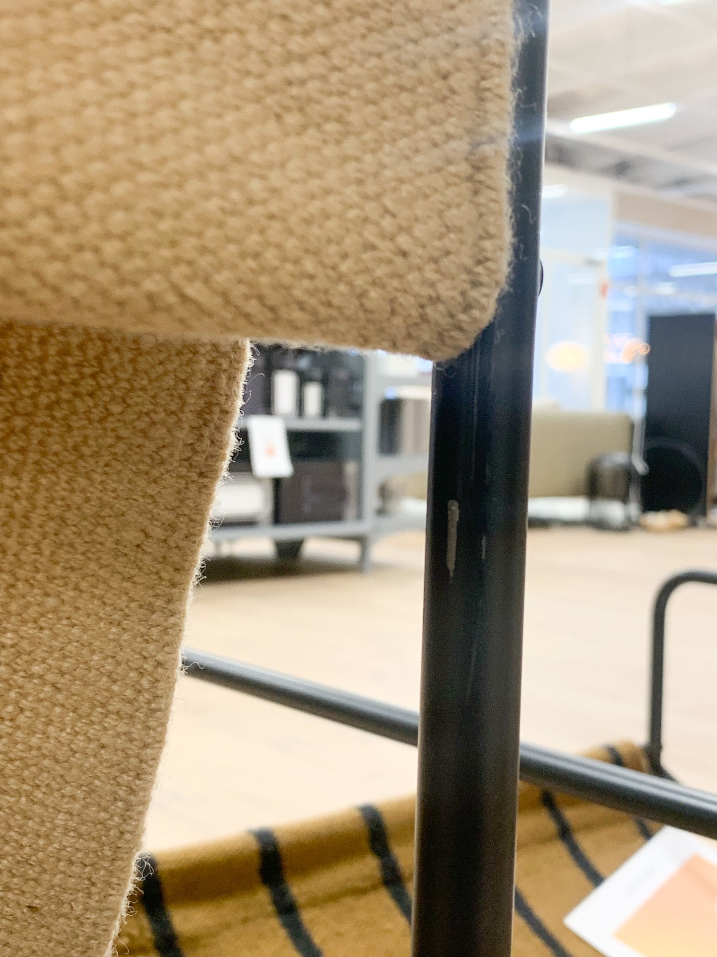 Ferm Living Desert lepotuoli musta/sand (Myymälämalli)