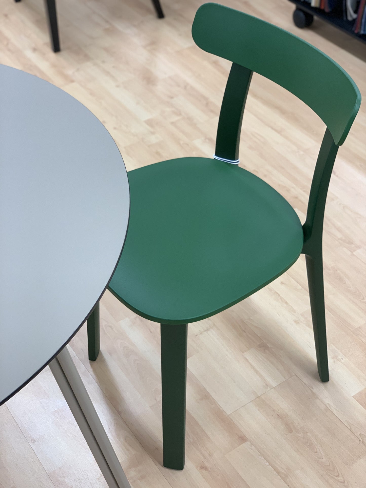 Vitra All Plastic Chair vihreä (Myymälämalli)