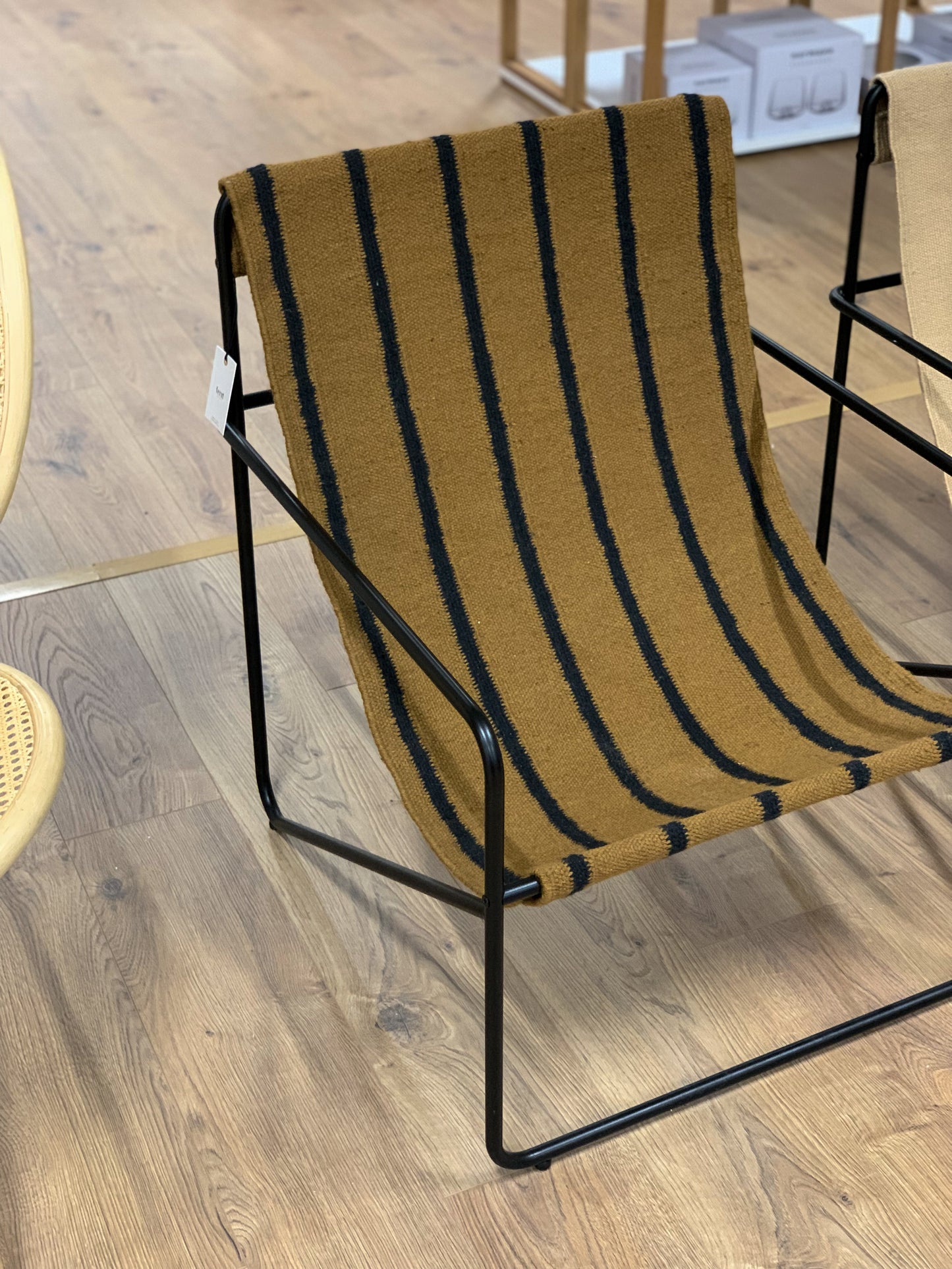 Ferm Living Desert lepotuoli musta/stripe (Myymälämalli)