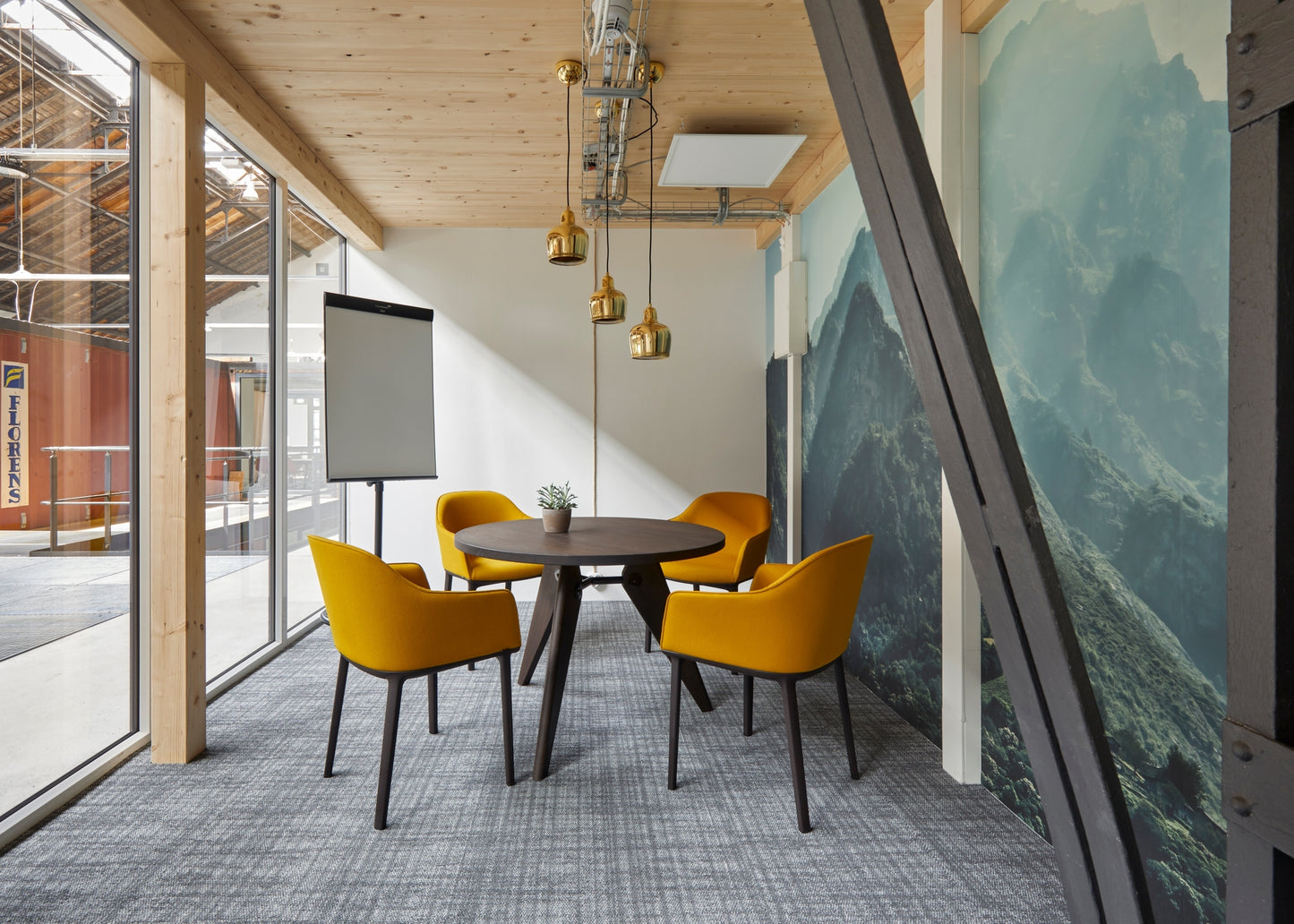 Vitra Guéridon pöytä Ø105 tumma tammi