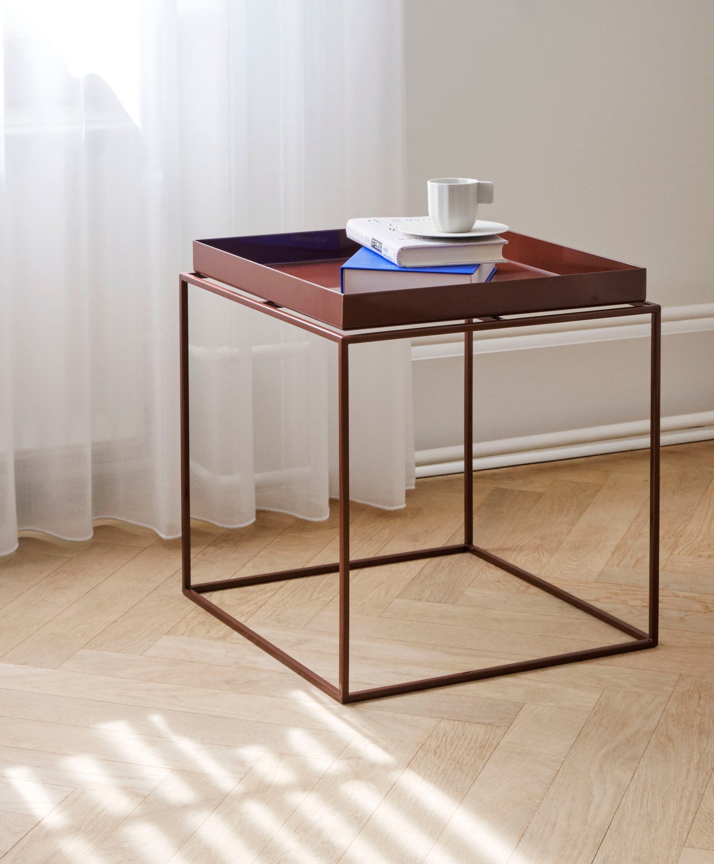 HAY Tray pöytä 40x40 suklaanruskea
