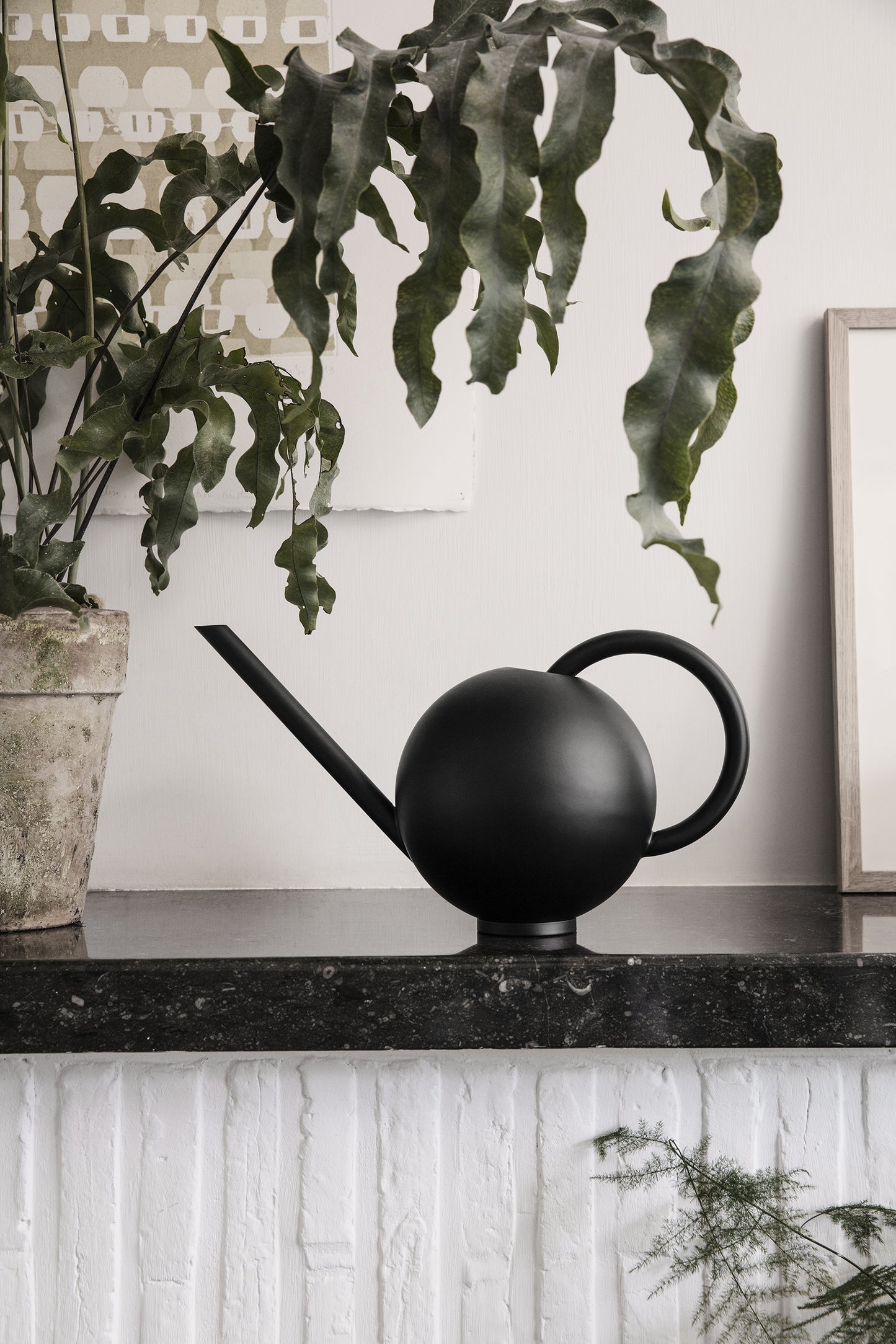 Ferm Living Orb kastelukannu musta