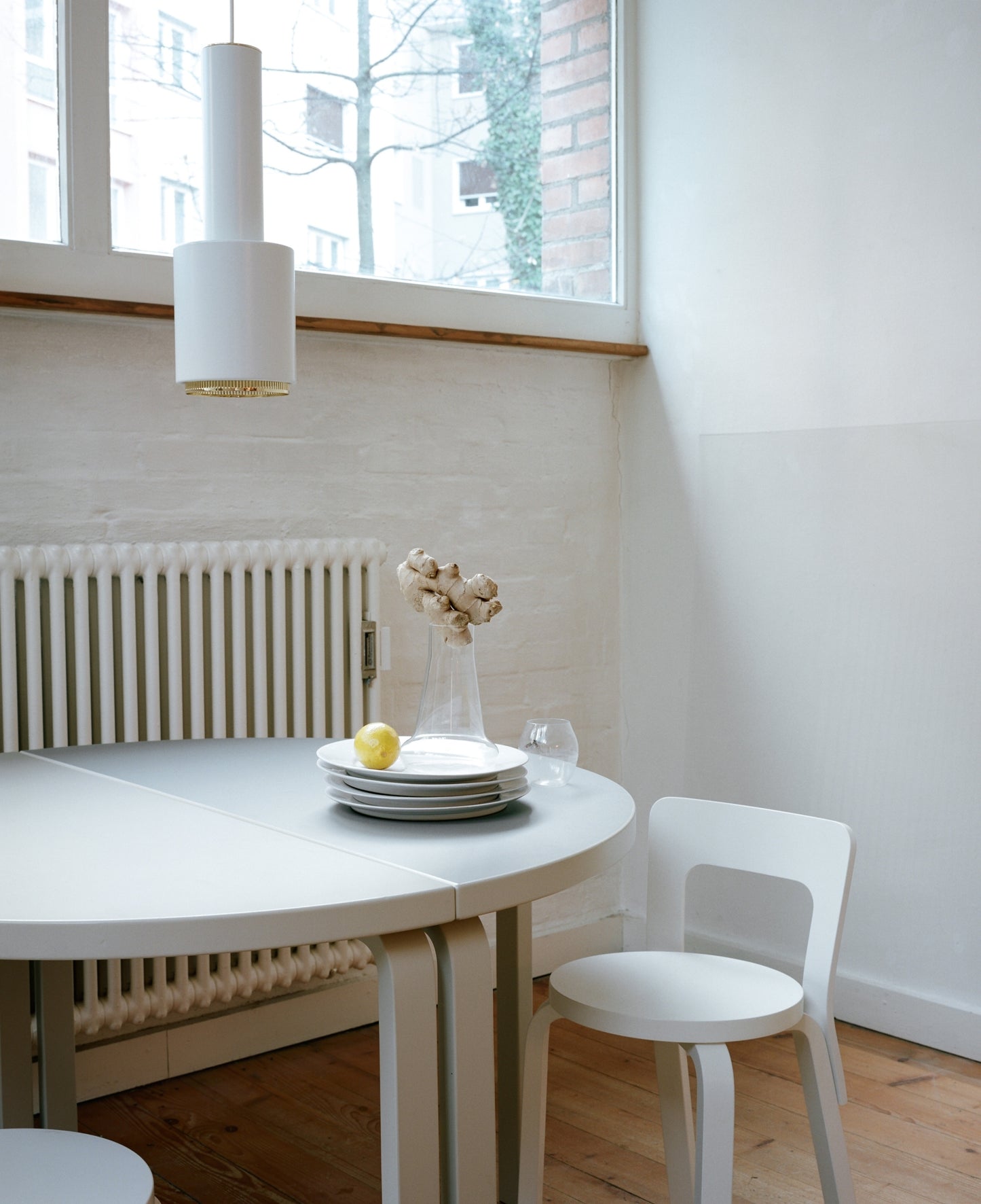 Artek A110 "Käsikranaatti" valaisin valkoinen/messinki