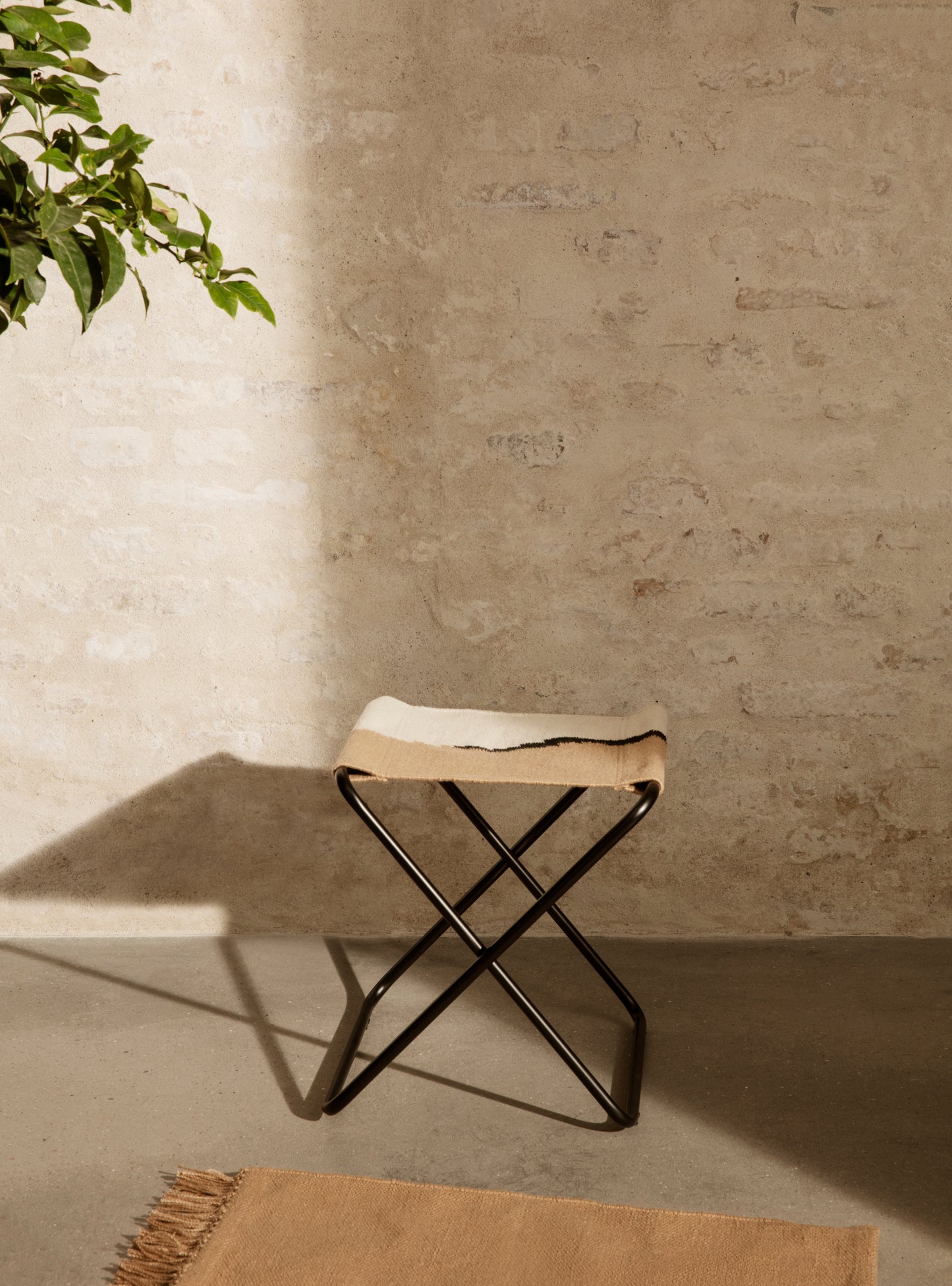 Ferm Living Desert jakkara musta/soil