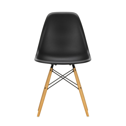 Vitra Eames DSW tuoli musta/vaahtera