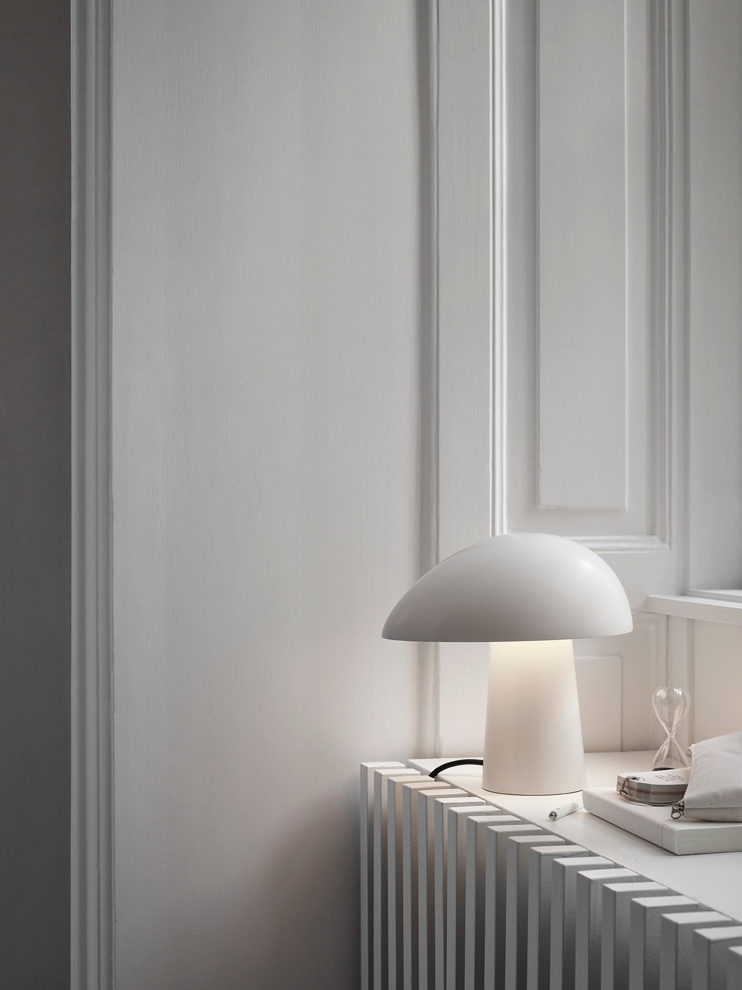 Fritz Hansen Night Owl pöytävalaisin Smokey white