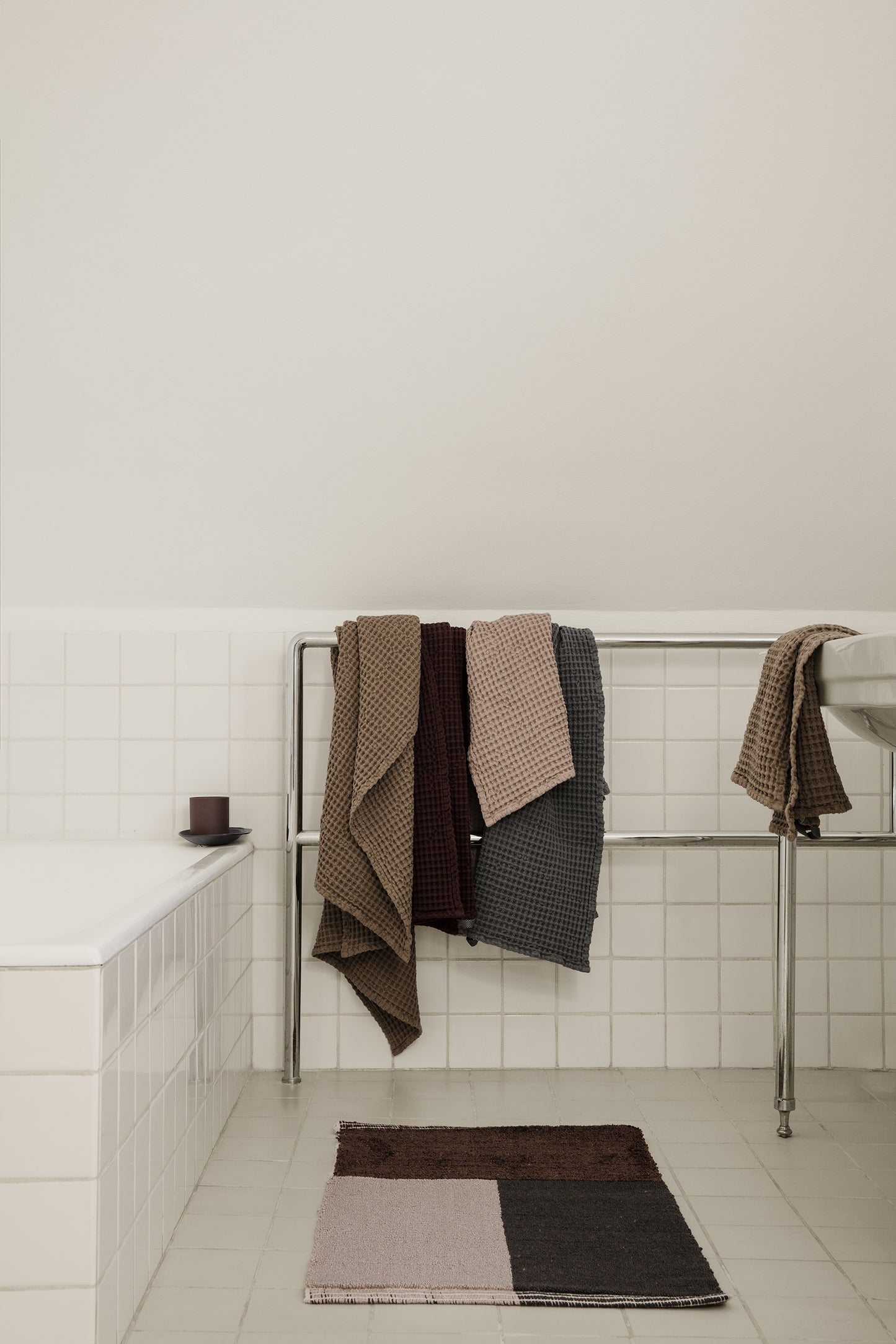 Ferm Living Pile kylpyhuonematto ruskea
