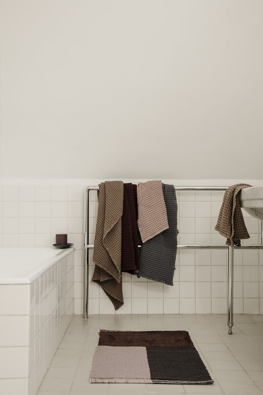 Ferm Living Pile kylpyhuonematto ruskea