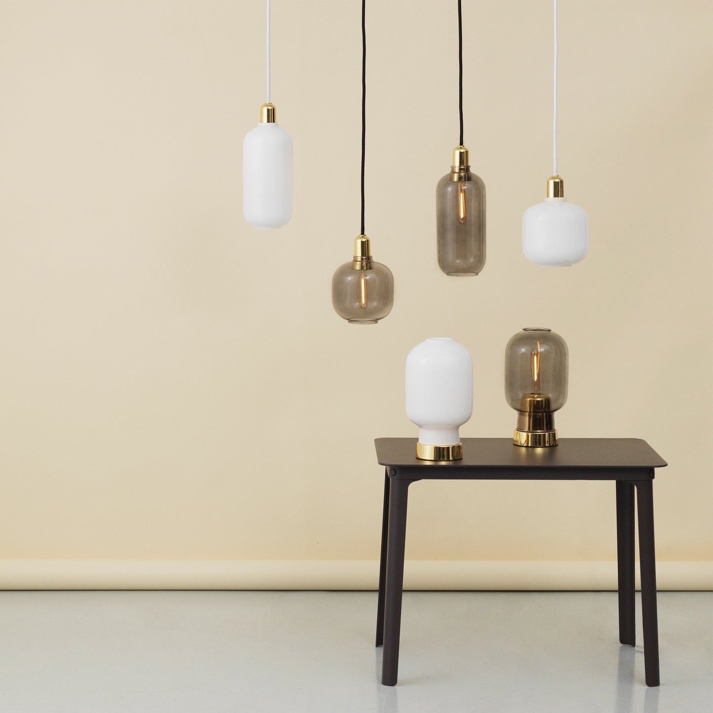 Normann Copenhagen Amp valaisin pieni messinki-valkoinen