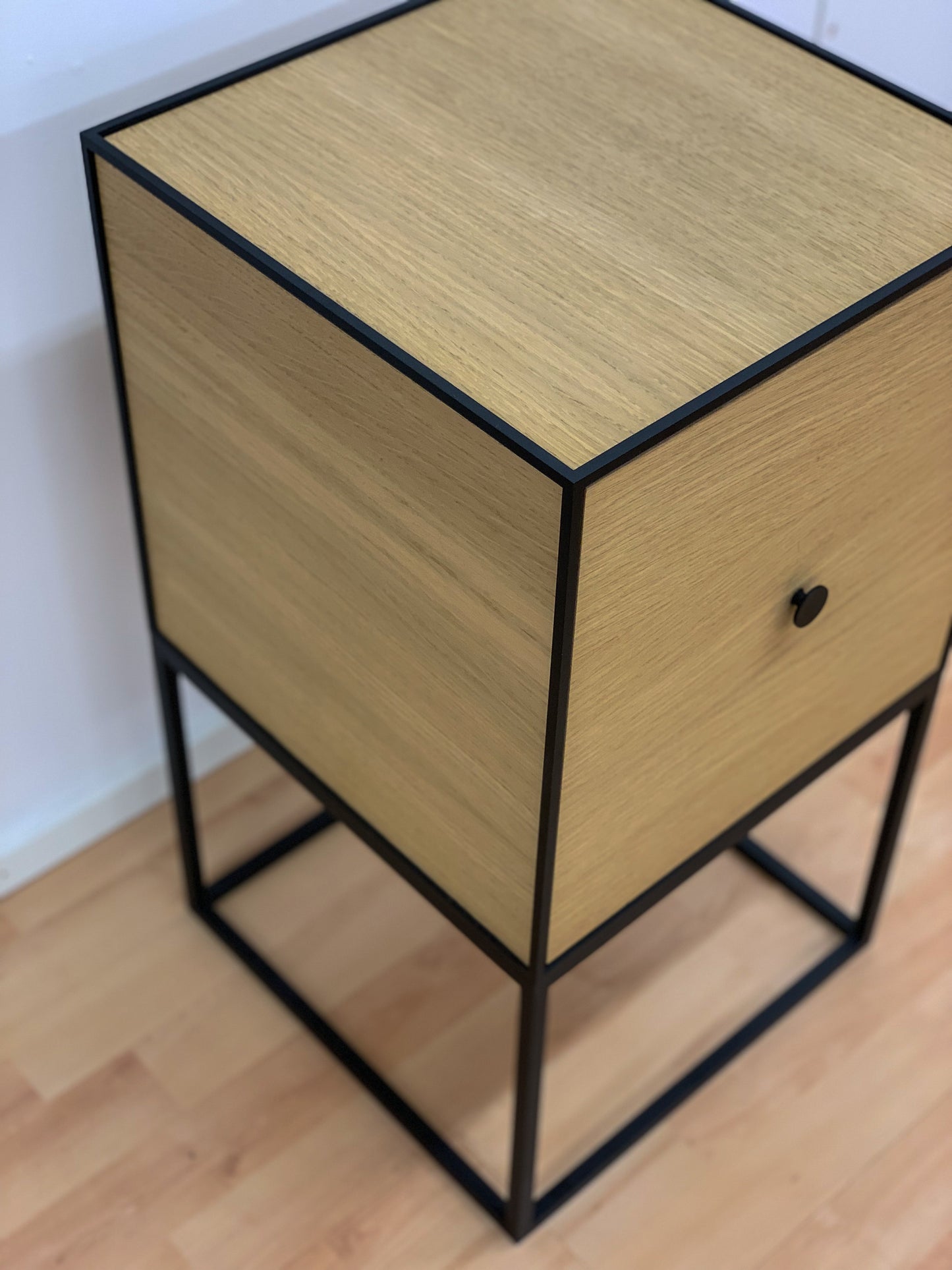 By Lassen Frame 35 moduuli ovella+jalusta tammi/musta (Myymälämalli)