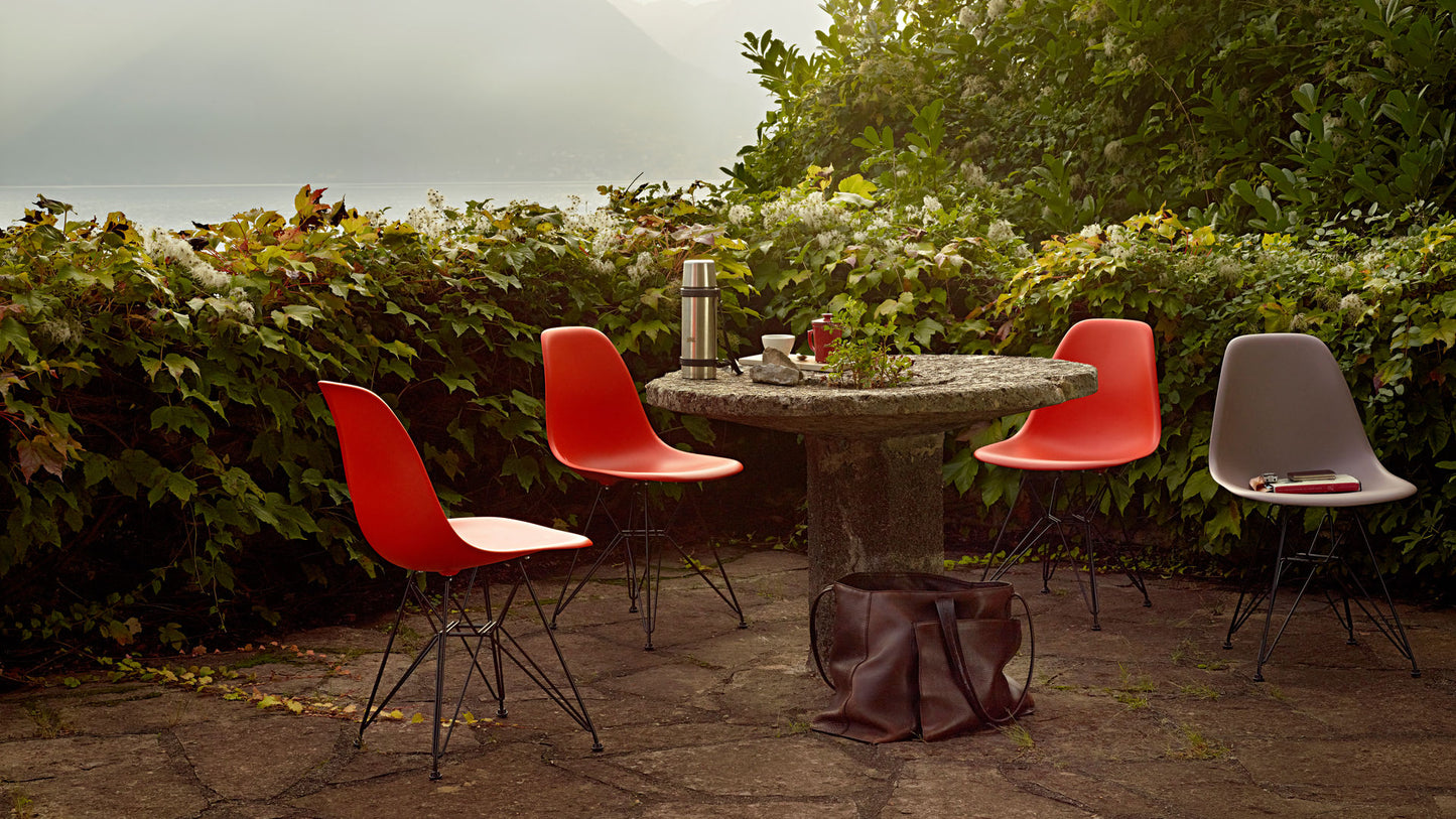 Vitra Eames DSR tuoli musta/musta