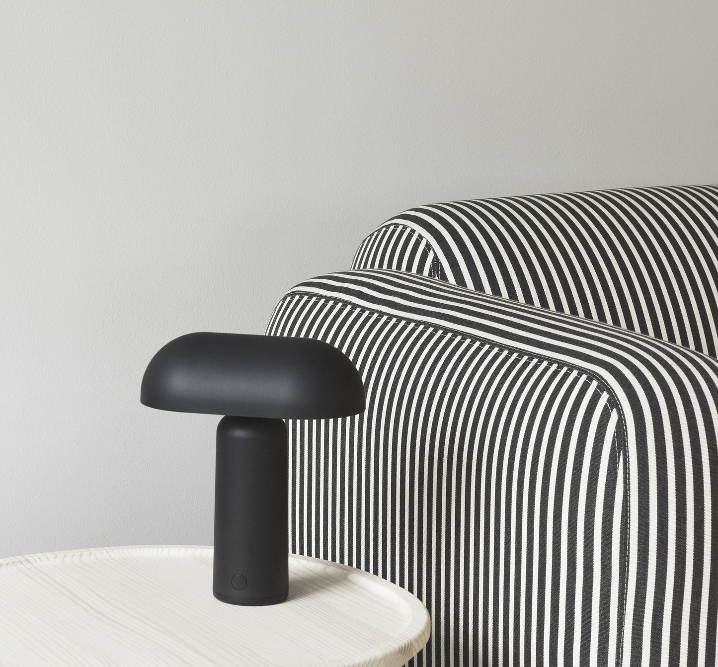 Normann Copenhagen Porta pöytävalaisin musta