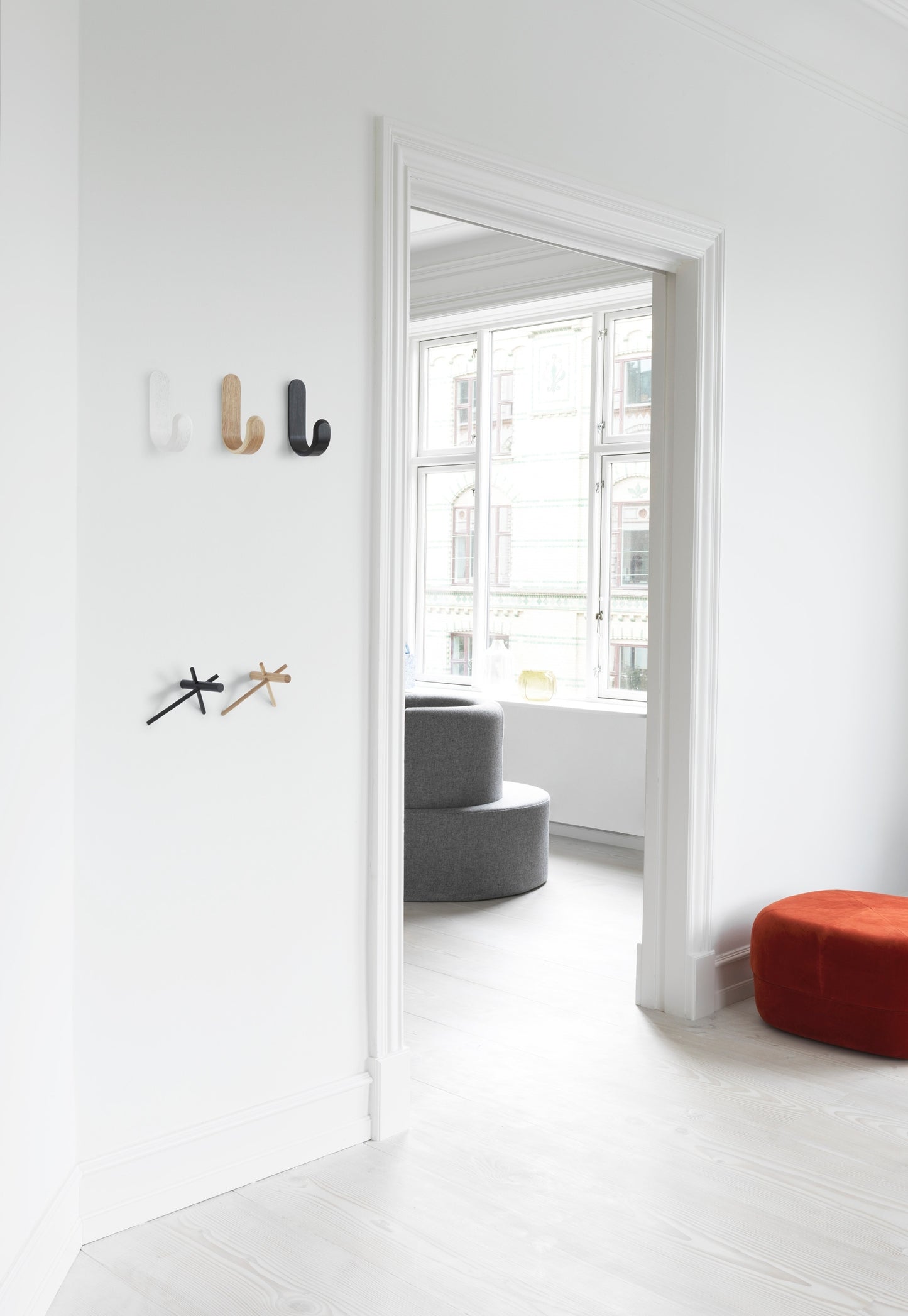 Normann Copenhagen Curve ripustin musta