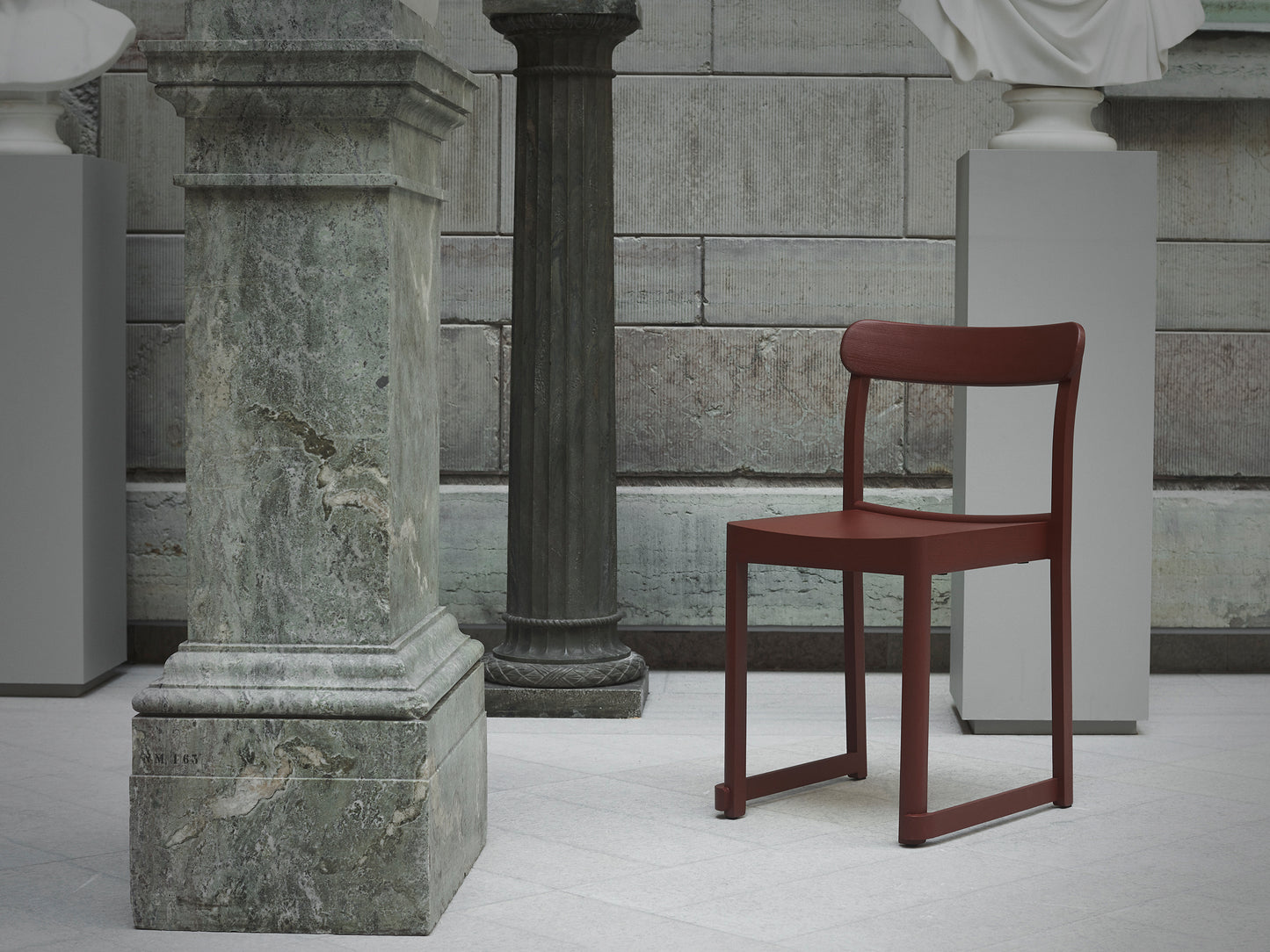 Artek Atelier tuoli maalattu tummanpunainen