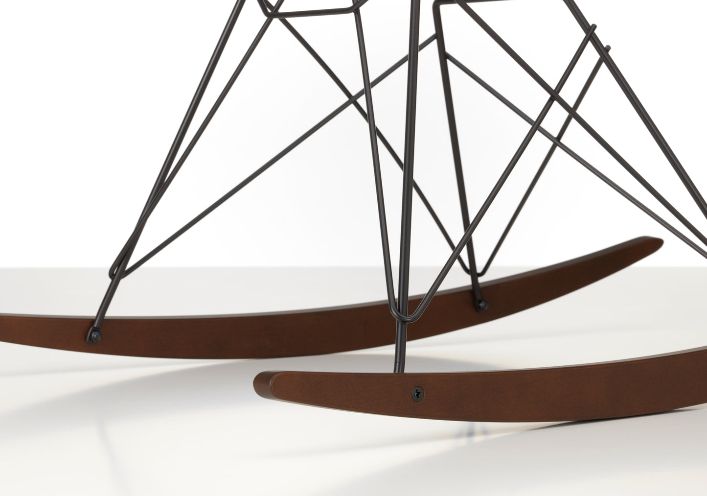 Vitra Eames RAR keinutuoli musta