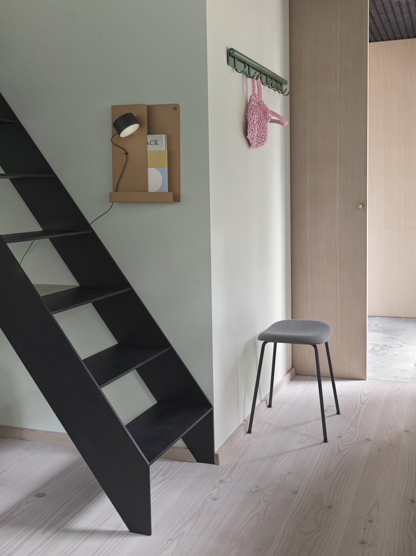 Muuto Coil naulakko 100 cm tummanvihreä