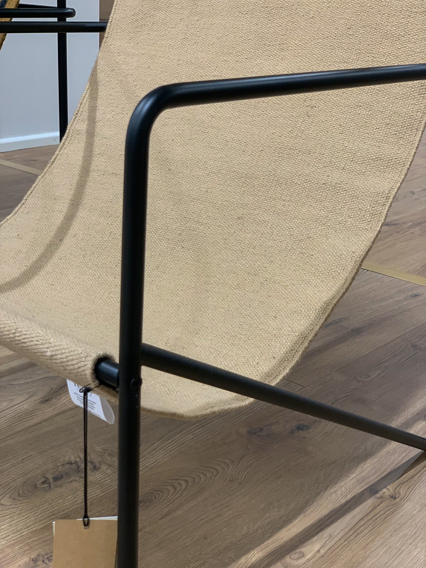 Ferm Living Desert lepotuoli musta/sand (Myymälämalli)