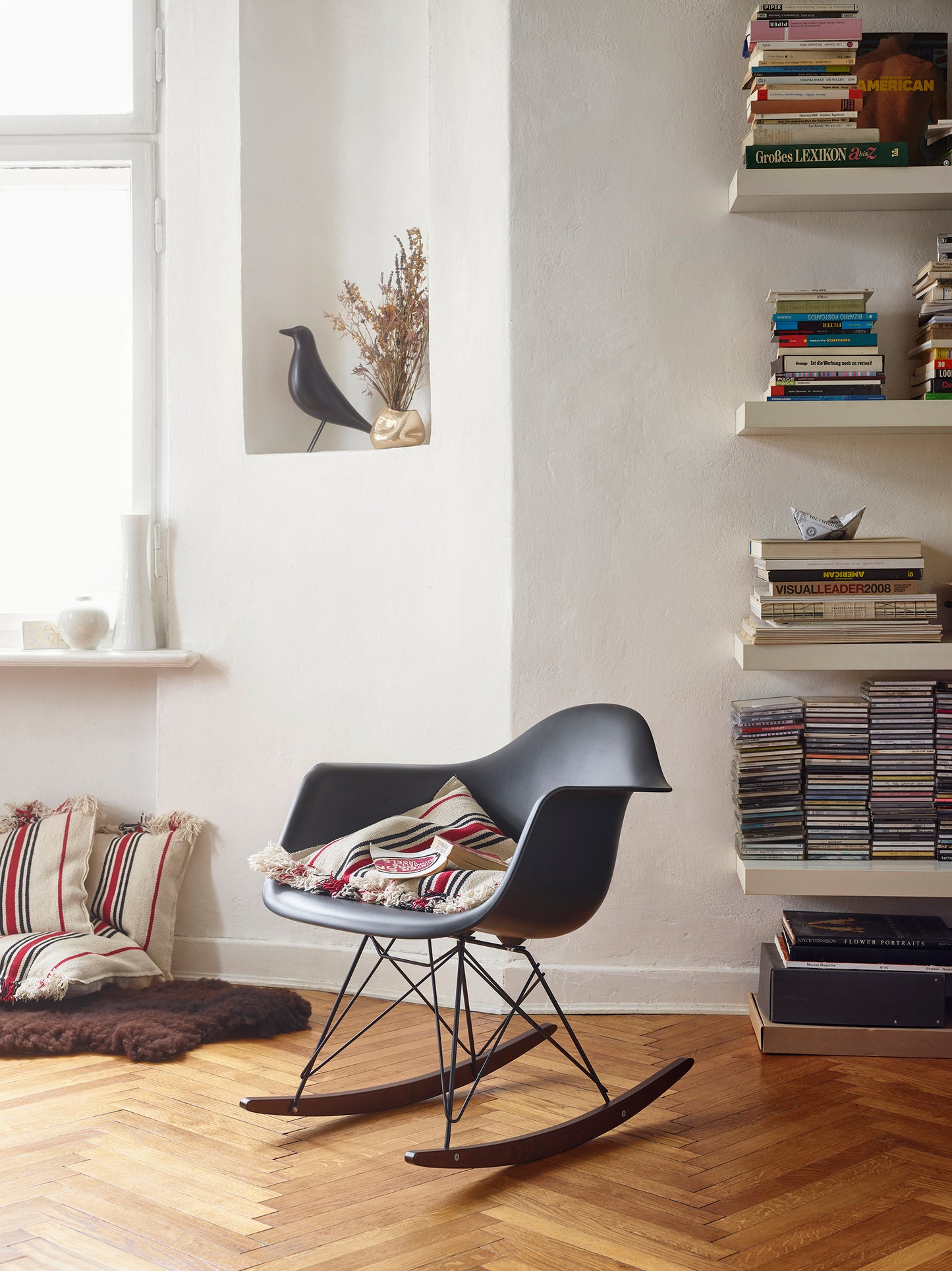 Vitra Eames RAR keinutuoli musta