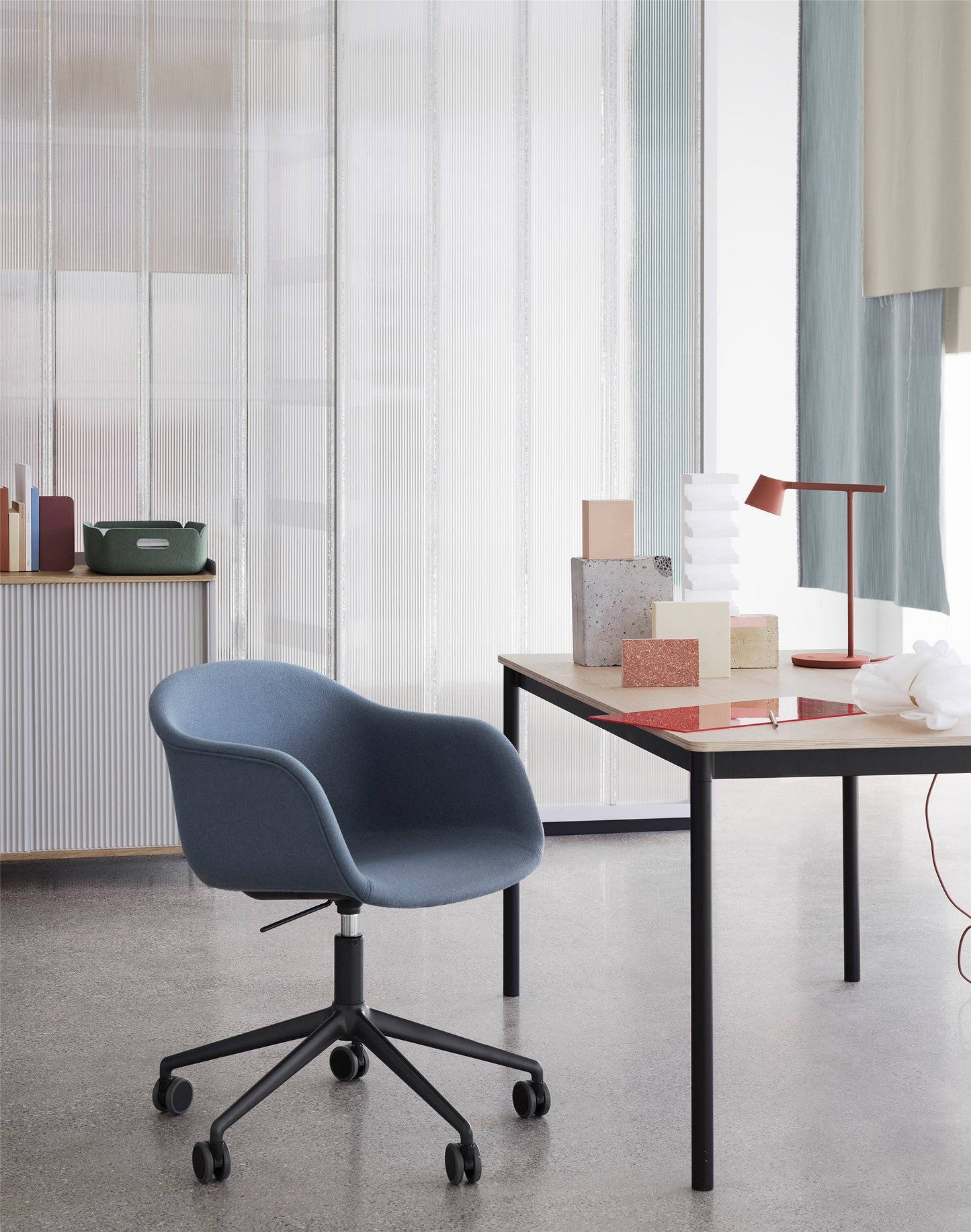 Muuto Fiber tuoli käsinojilla, rullilla, Remix 183